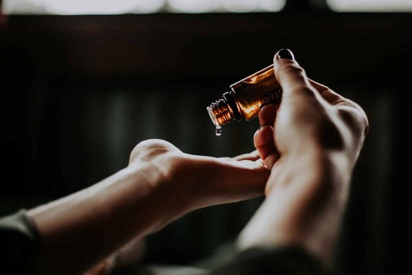 Quels sont les bienfaits des huiles essentielles pour la gestion des symptômes de la ménopause?