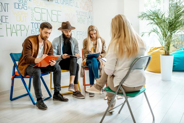Comment les interventions en thérapie de groupe peuvent-elles aider les adolescents atteints de troubles du comportement alimentaire?