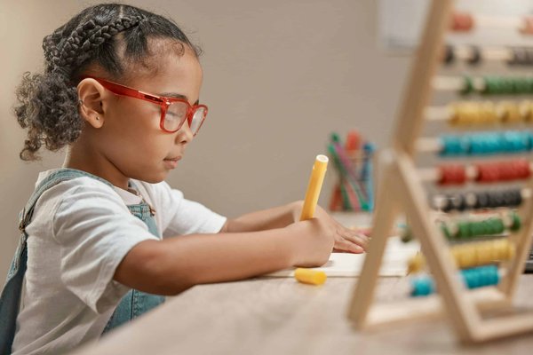 Quels sont les bienfaits de l'écriture créative pour la gestion du stress et comment commencer un journal créatif ?