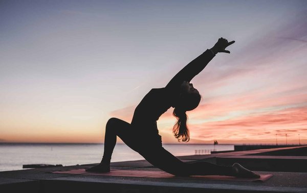 Comment les techniques de yoga nidra peuvent-elles favoriser une perte de poids en réduisant le stress?