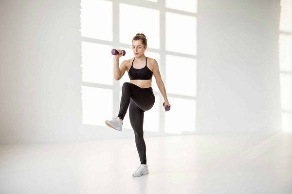 Comment intégrer la course à pied en côte dans un plan de perte de poids pour maximiser la combustion des calories?