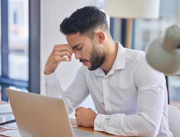 Comment les dentistes peuvent-ils mieux gérer l'anxiété dentaire chez les patients adultes?